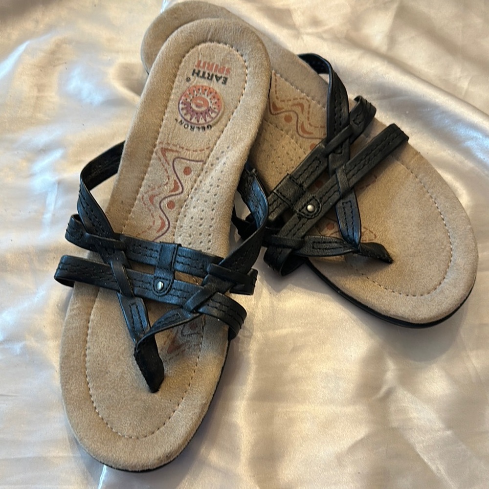 Earth Spirit Women's Black and Tan Sandals
